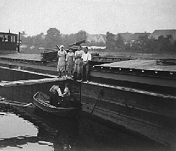 Schiffsentladung in Homburg am Main um 1945